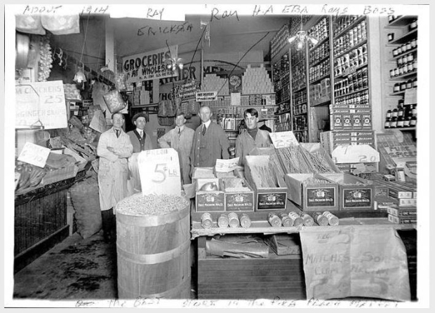 Herman Eba's Pike Place Market store in 1914 (UW Digital Collections)