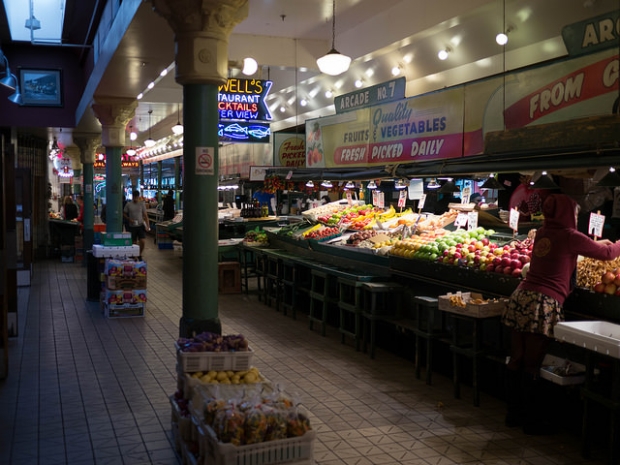 Earl Eba's fruit stand in Pike Place Market (Photo by author Pike Place Market)